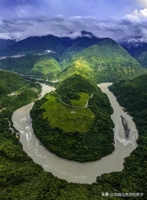 墨脱，号称“隐秘的莲花”，也被誉为西藏的西双版纳。它是雅鲁藏布江在中国境内流经的