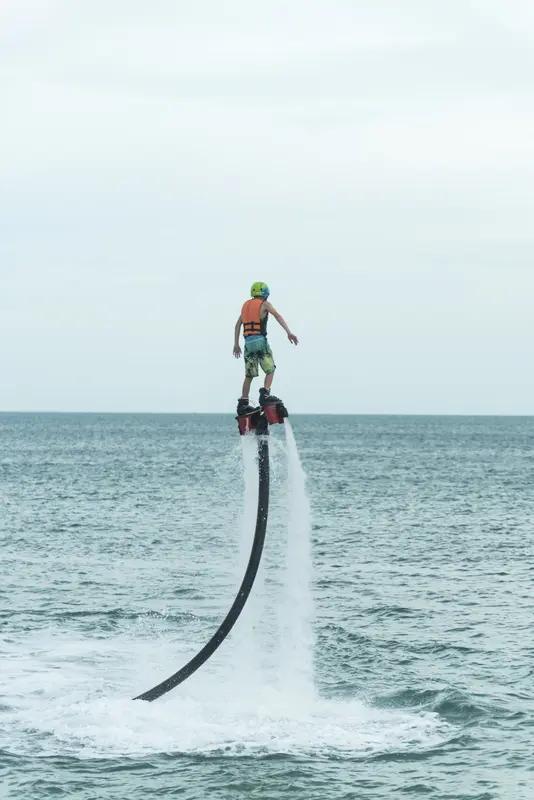 看到“男子表演水上杂技 出淤泥而半染”，瞬间来了兴趣。想象一下，男子在水上高调秀