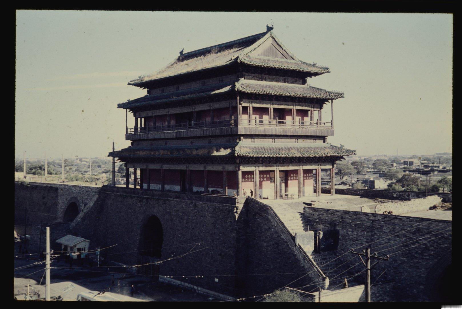 崇文门，基本同时期同角度，这是在同仁医院拍的？图一六十年代，图二是五十年代 