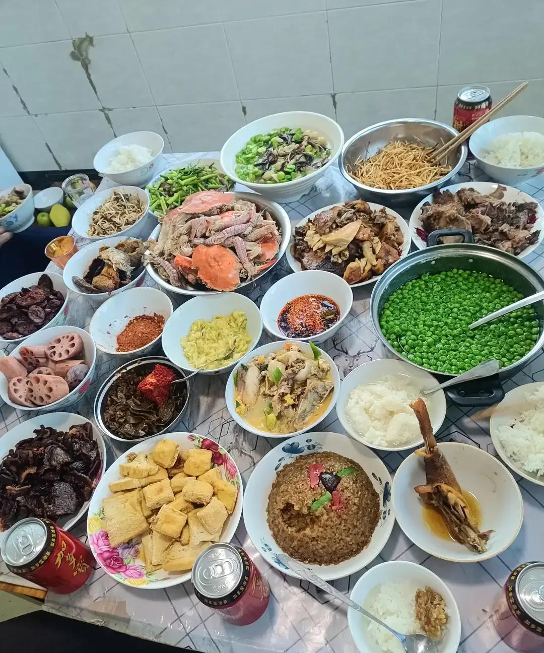 老爸坚持凌晨上香、三跪九叩，老妈腰伤加熬夜吃不消，除夕下午把香烛全收走，撂下一句