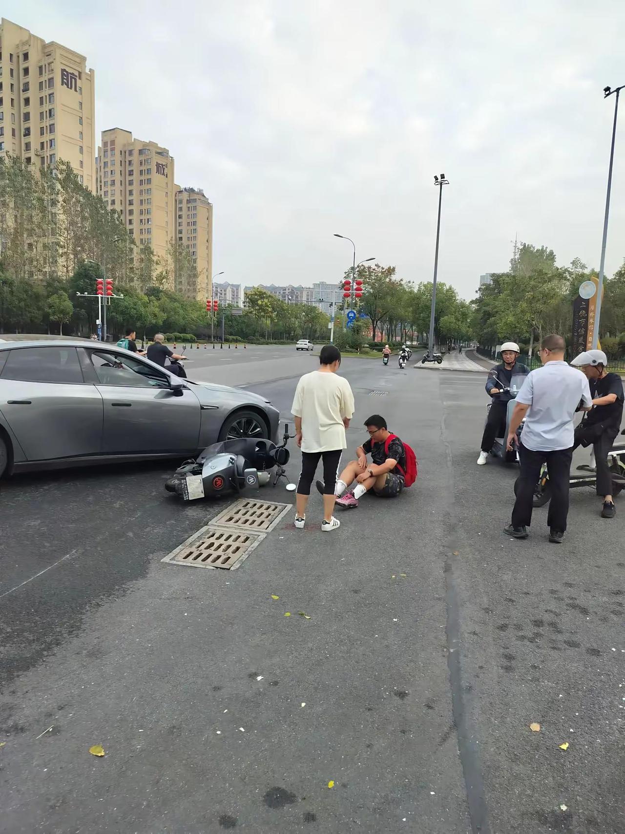 今日早上，上饶凤凰东大道一辆右拐电汽车，把一位十几岁男孩撞到在地，男孩子是正常非