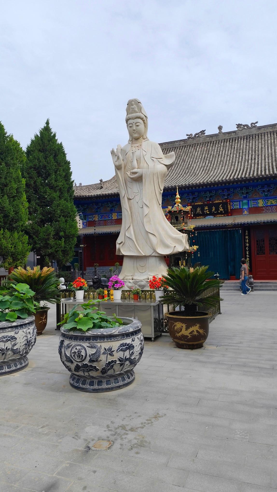 【浐河边藏着一座寺，菩萨和关公坐在一起】在西安东郊浐河西岸，藏着一座低调的净土宗