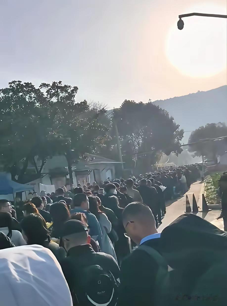 现在的老师真奇怪，
说是家长有事别往群里发信息，
有事就给她打电话，或者私信，