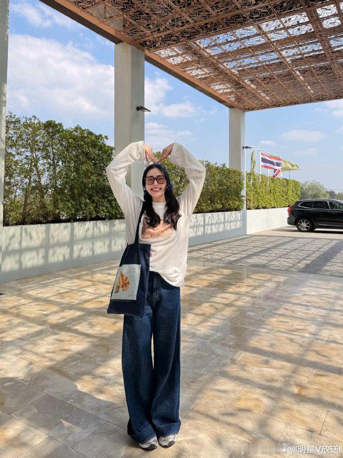 佘诗曼想和邝玲玲合作 佘诗曼出席活动被问到宣萱离开TVB，她表示这是对方的选择，