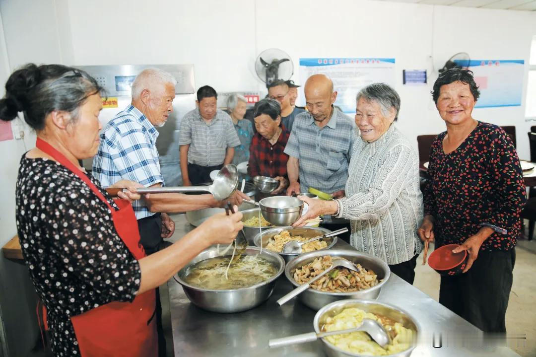 十堰一村食堂火了！养老民生实事不再是喊口号。有这样一家村级惠民食堂，把乡村食堂干