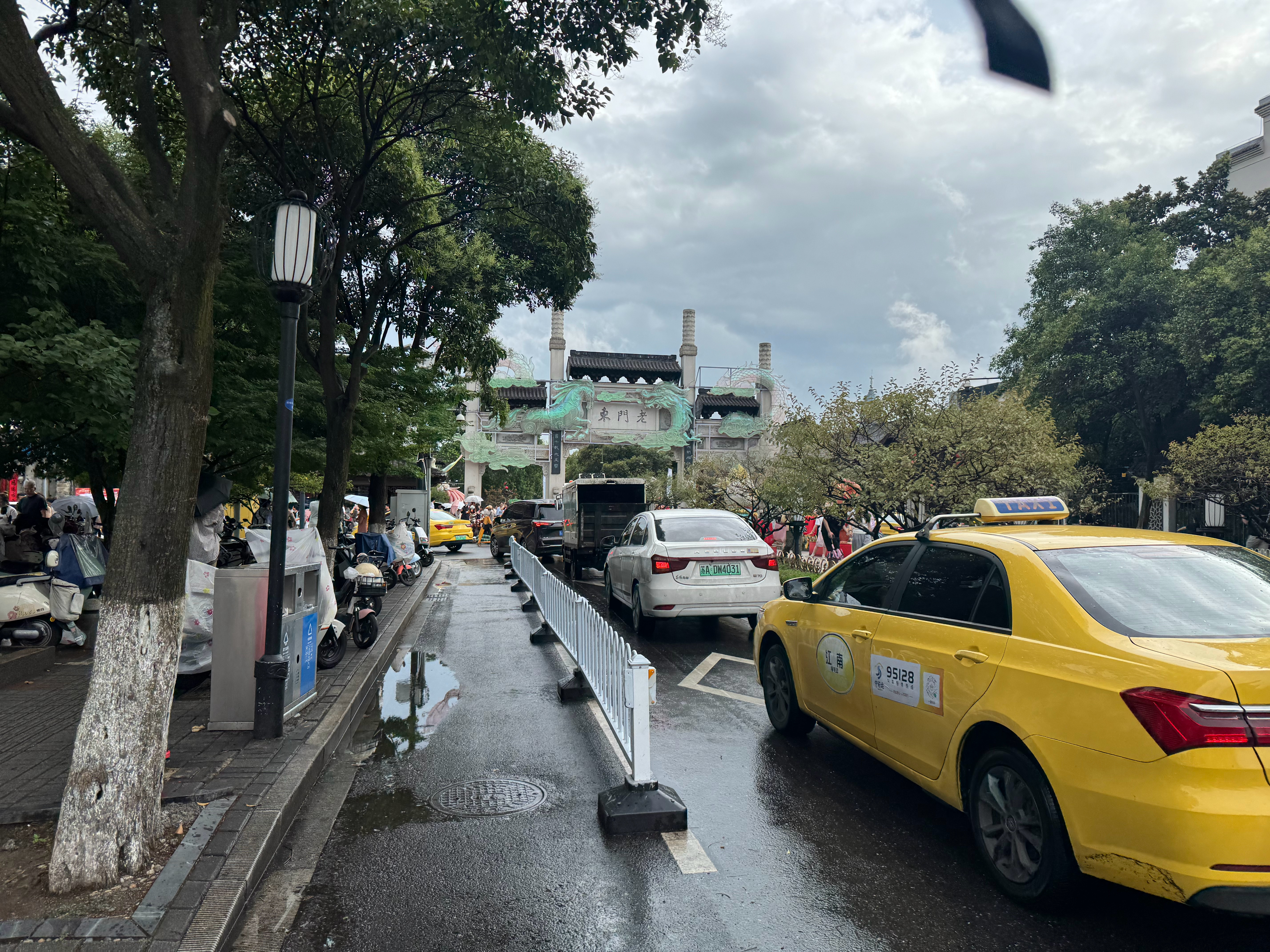 上周的库存了怎么有个花衬衫帅哥 