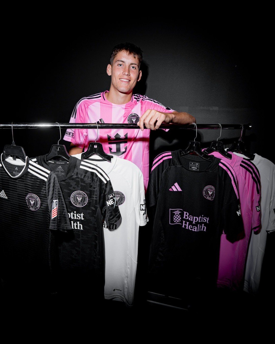 🚨迈阿密国际官宣与青训营球员丹尼尔·平特签署一线队合同。合约至 2028 年，