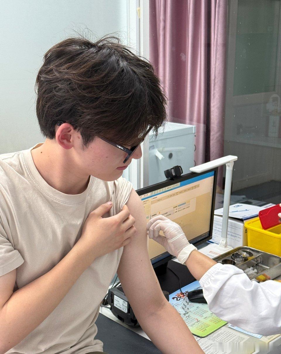 神级扑救 掌控全局男生预防HPV掌控健康赛场 很多人误以为HPV疫苗只适合女性，