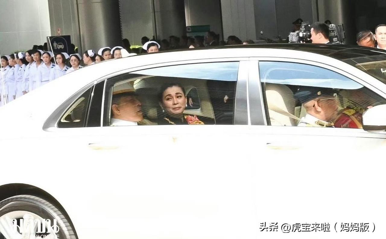 王室成员乘车前往朱拉隆功医院，接帕公主的灵柩！47岁英年早逝的公主，生前也是备受