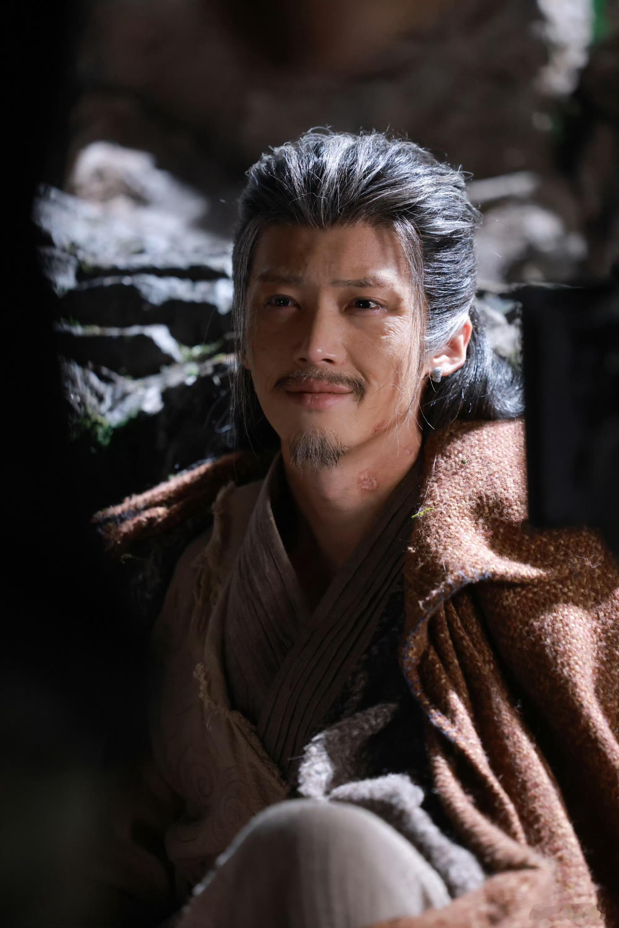 老年版闫桉帅到我了，很有气质，眼神还很悲悯