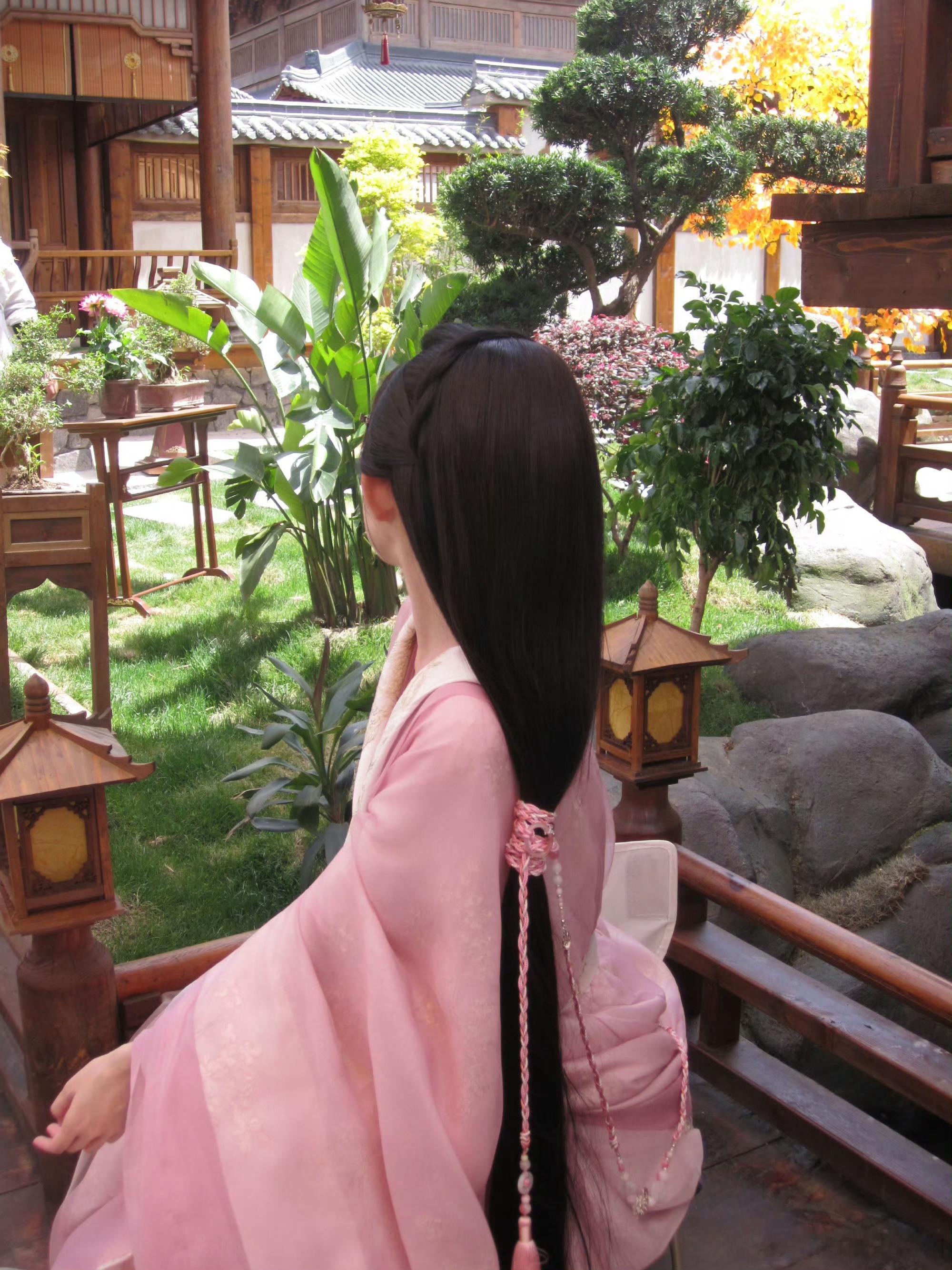 孟子义在《百花杀》里展现出极强的表演层次感，前世温顺怯懦，重生后冷冽果决，仅凭眼