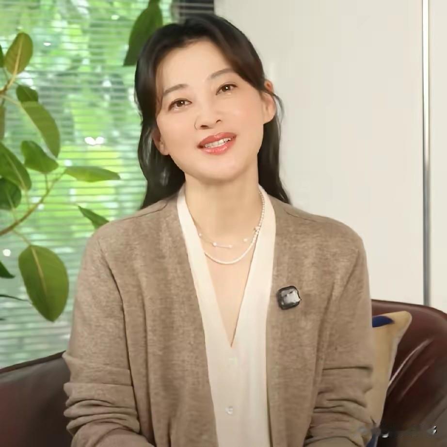 知名演员梅婷在9月4号晚上也开始直播带货，短短数小时就引发全网热议，争议声铺天盖