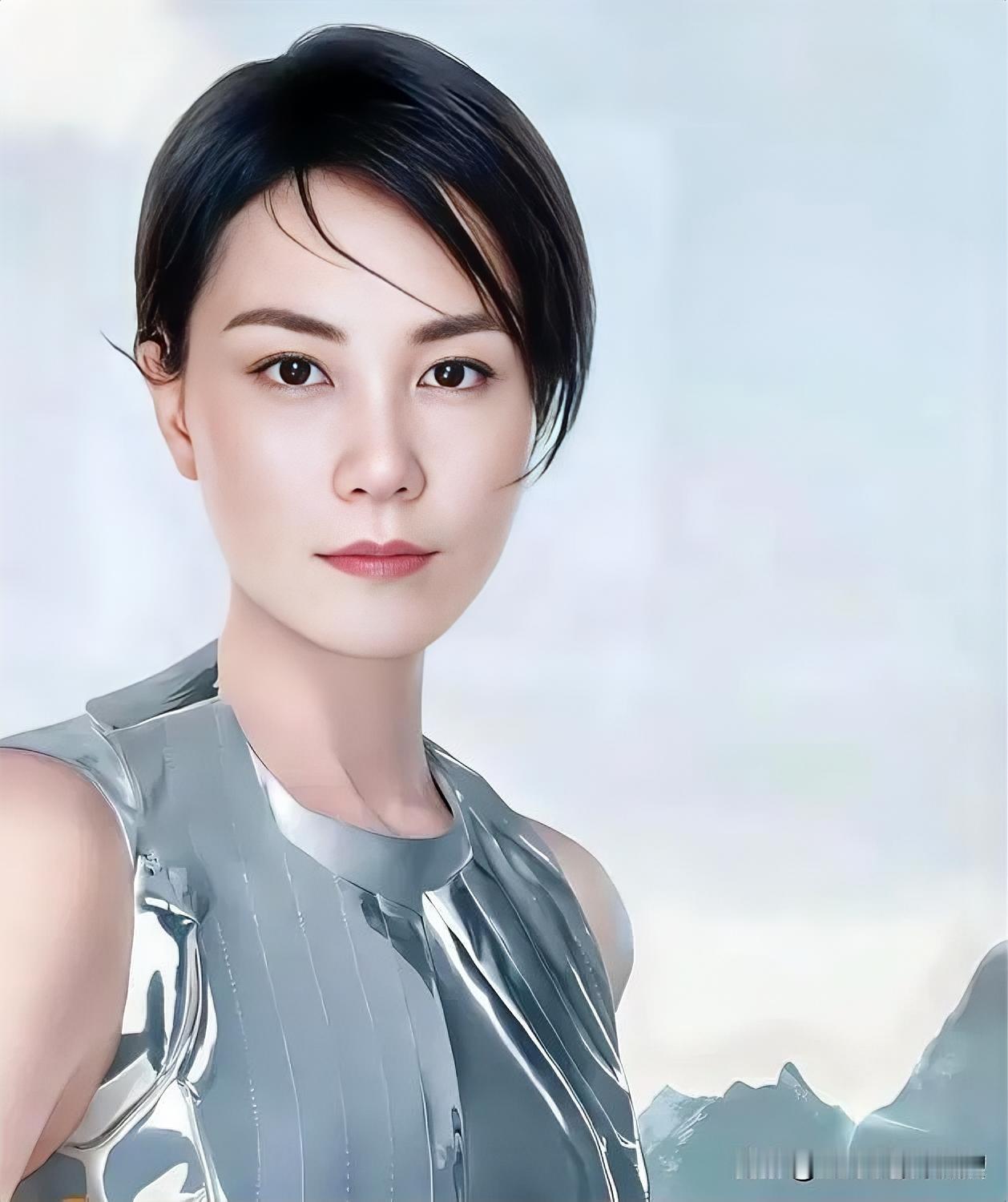 银灰金属光泽交织利落短发，冷峻中透着高级质感，尽显未来都市风。