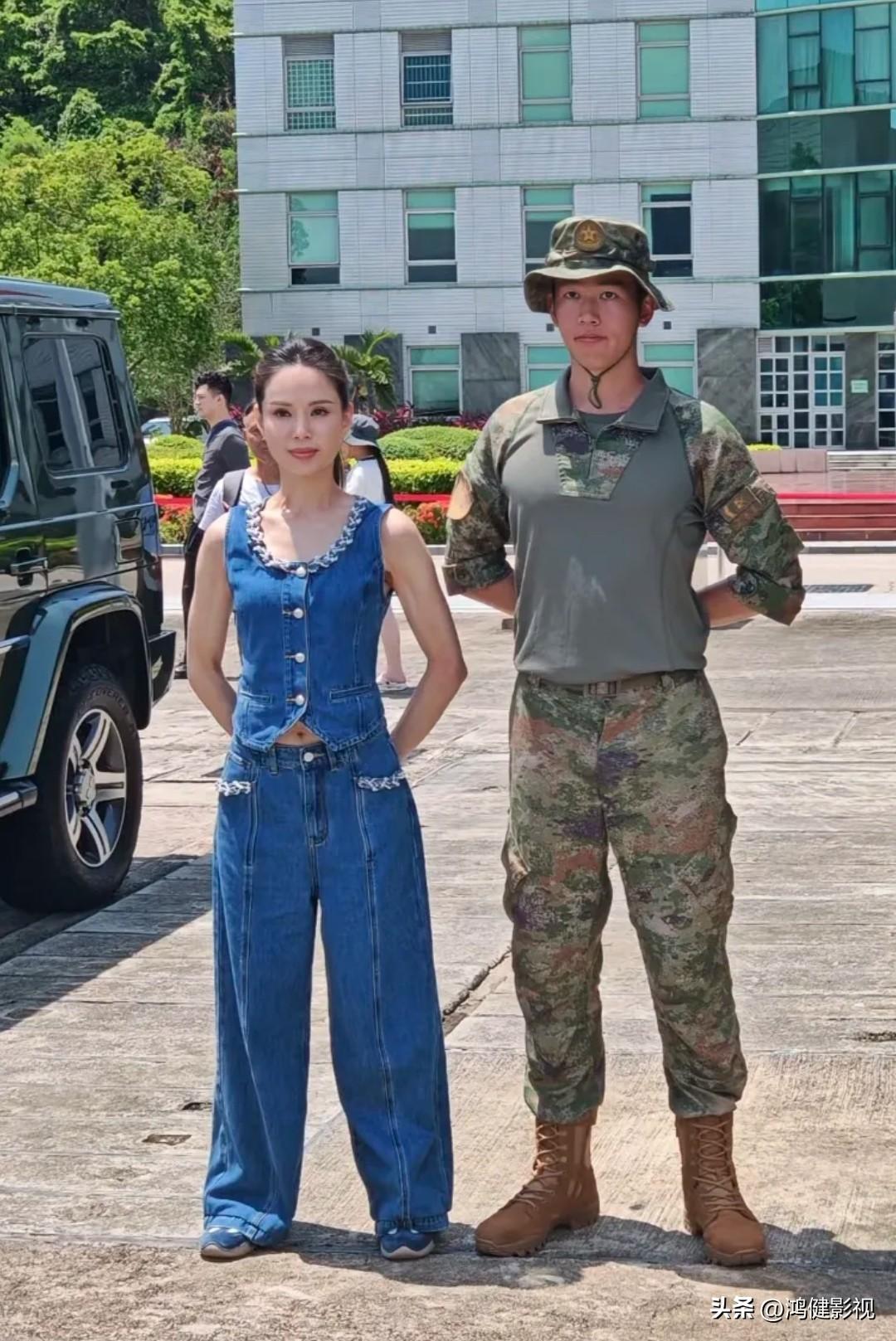 仔细一看“小龙女”，虽然年龄不饶人，但气质在线。看着一点都不像60岁的人，真的，