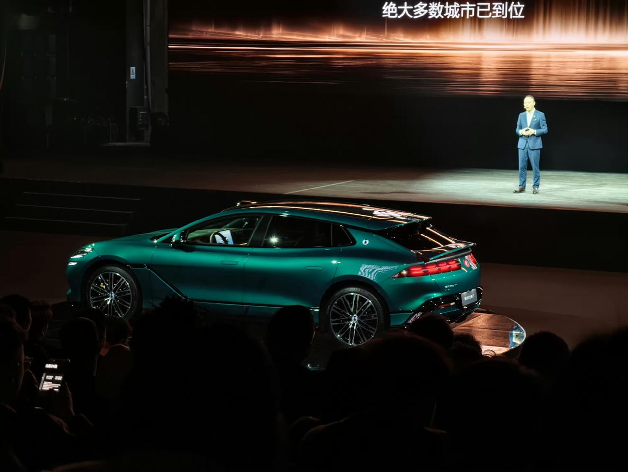 腾势把 Z9GT 和 D9 的闪充版发布会放在了陆家嘴滨江的老船厂。场地是老厂房