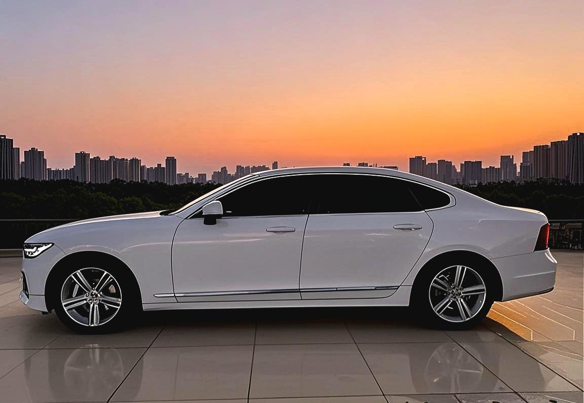 首先沃尔沃s90并不是那种传统的欧洲车。那种传统的前高后低的欧洲车，其实很多人看