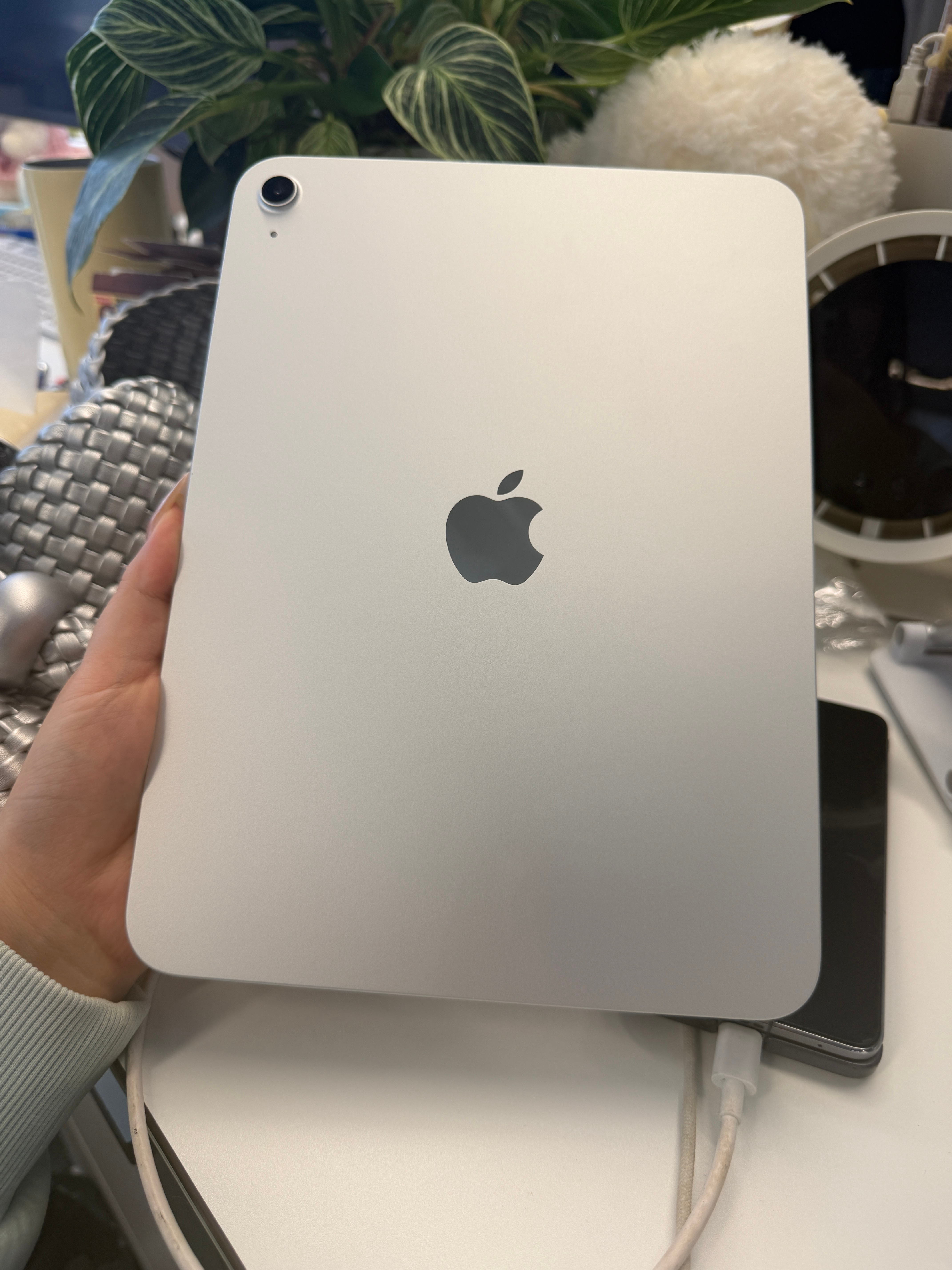 iPad11涨价了我决定入手了….最近迷上了造境贴纸，感觉贴的时候前边放一平板应