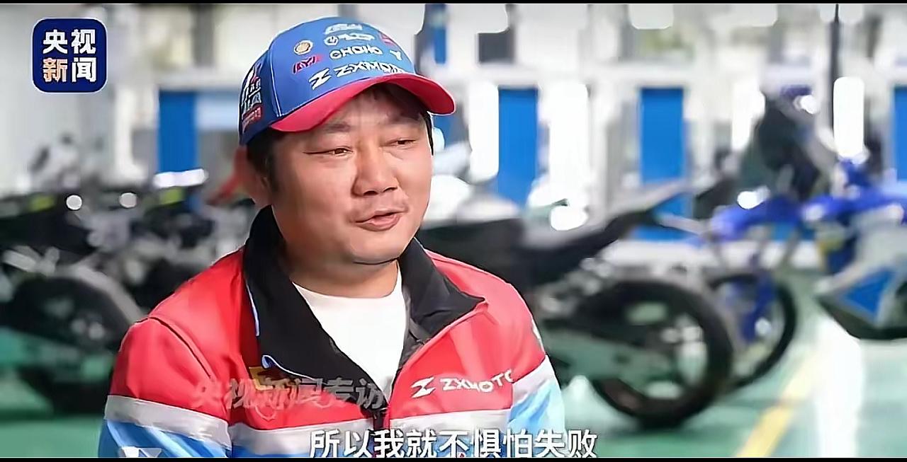 张雪去重庆创业前，曾在浙江一家公司工作4年。他的女老板应儿说：张雪这个人太实诚了