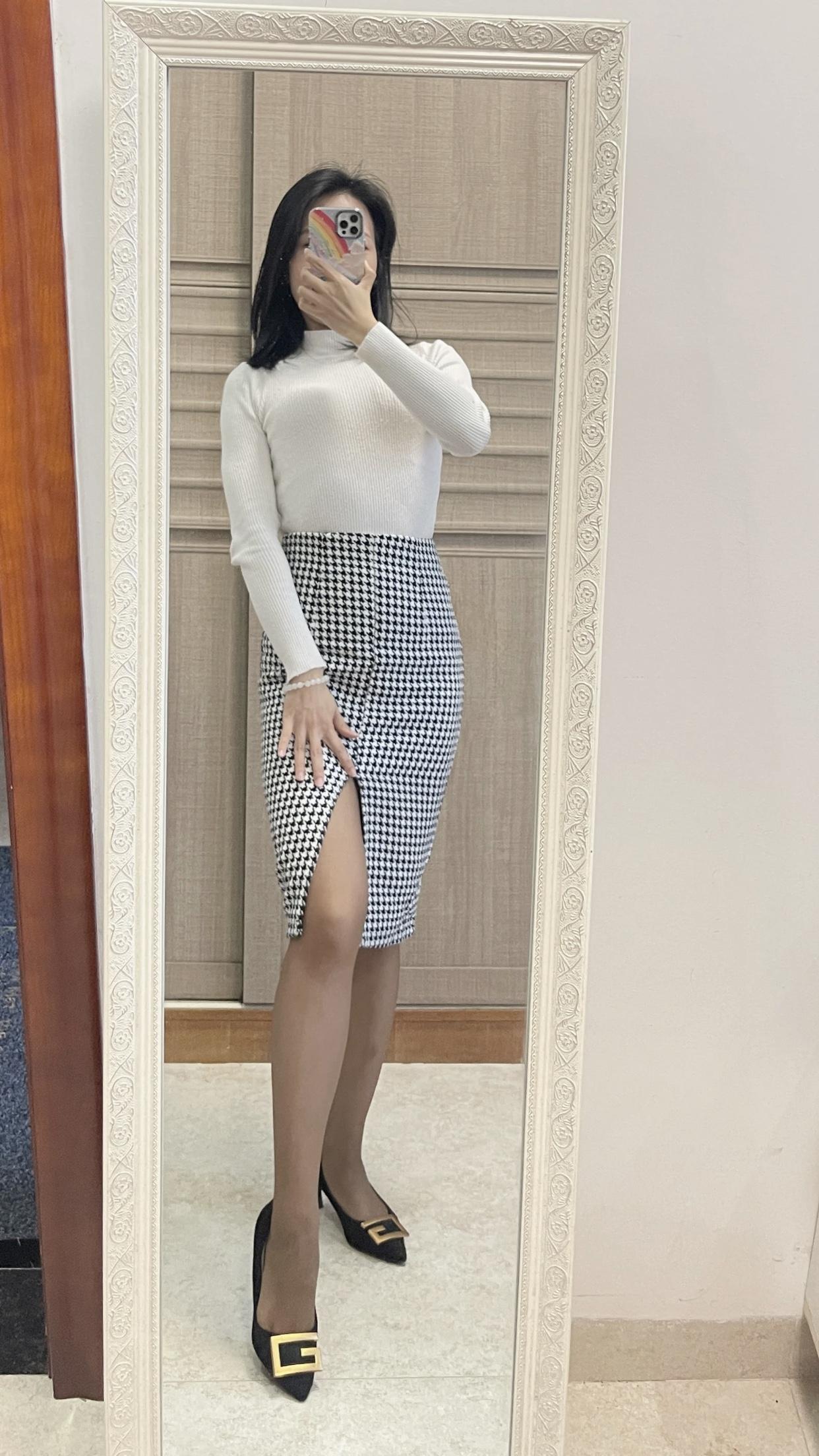 有哪些女生日常好看穿搭可以借鉴穿格纹裙子的女生在自拍。