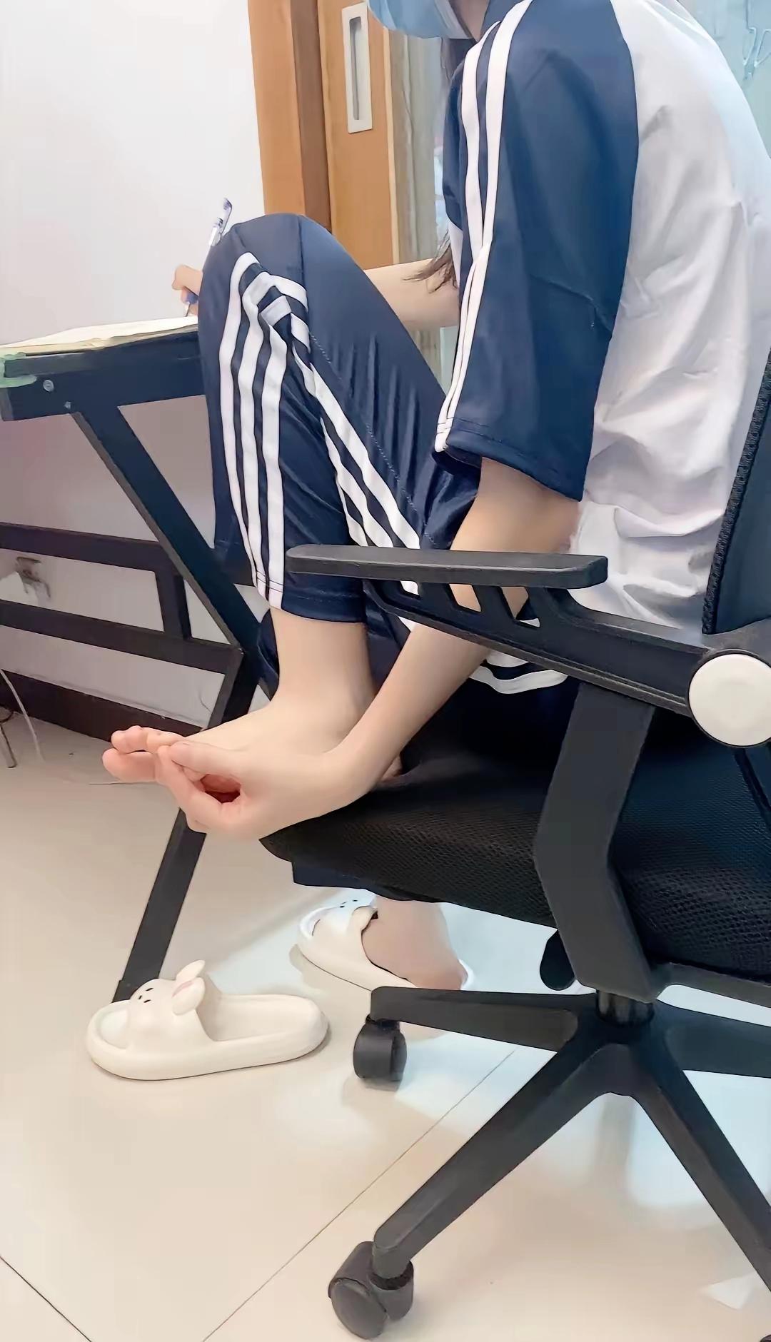 看看谁家孩子写作业这姿势？
脱鞋翘脚，拖鞋扔一边。
管多了怕叛逆，管少了又不行，