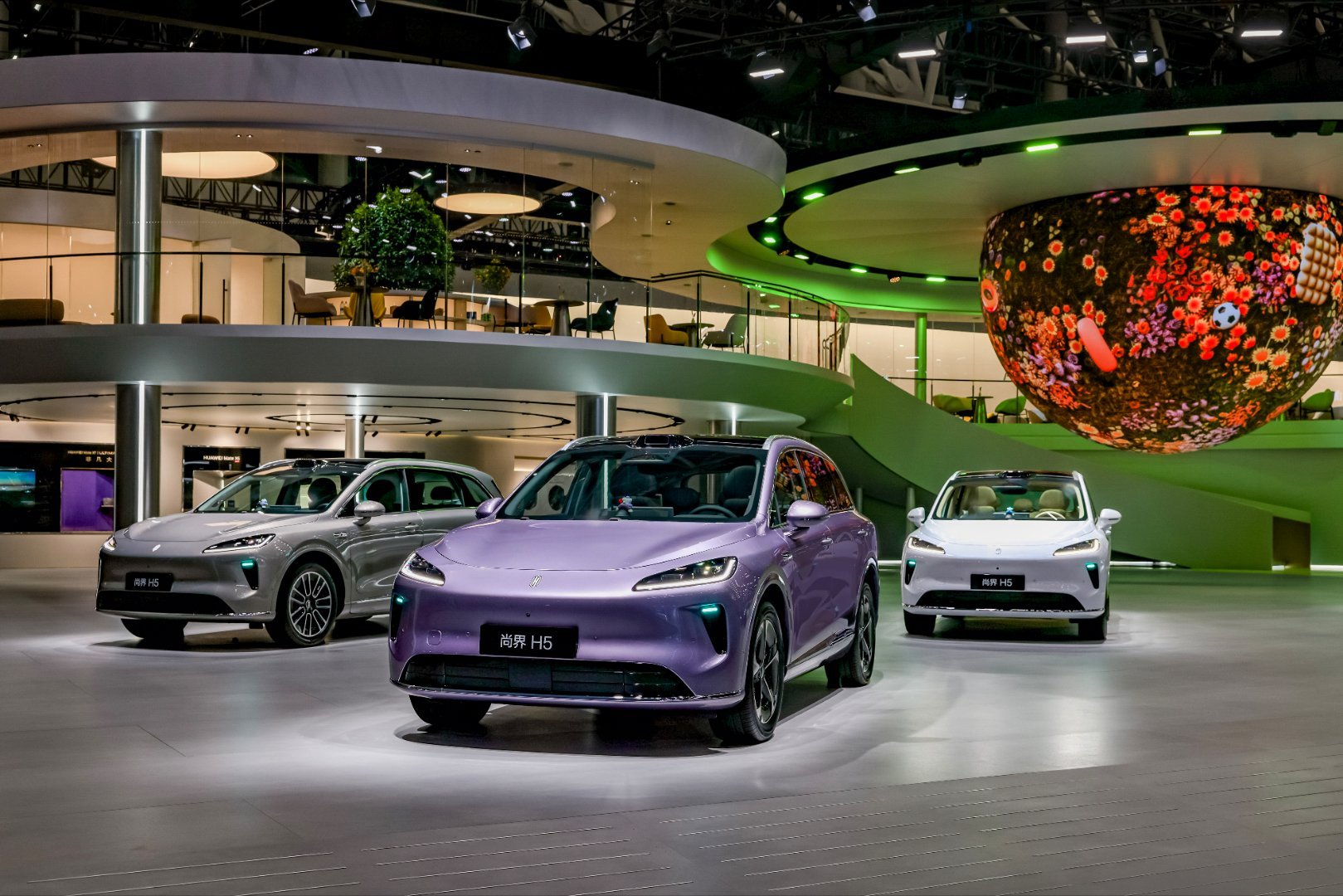 今年广州车展，鸿蒙智行展台五界齐聚，不愧是最热展台问界M9继续五十万级豪华suv