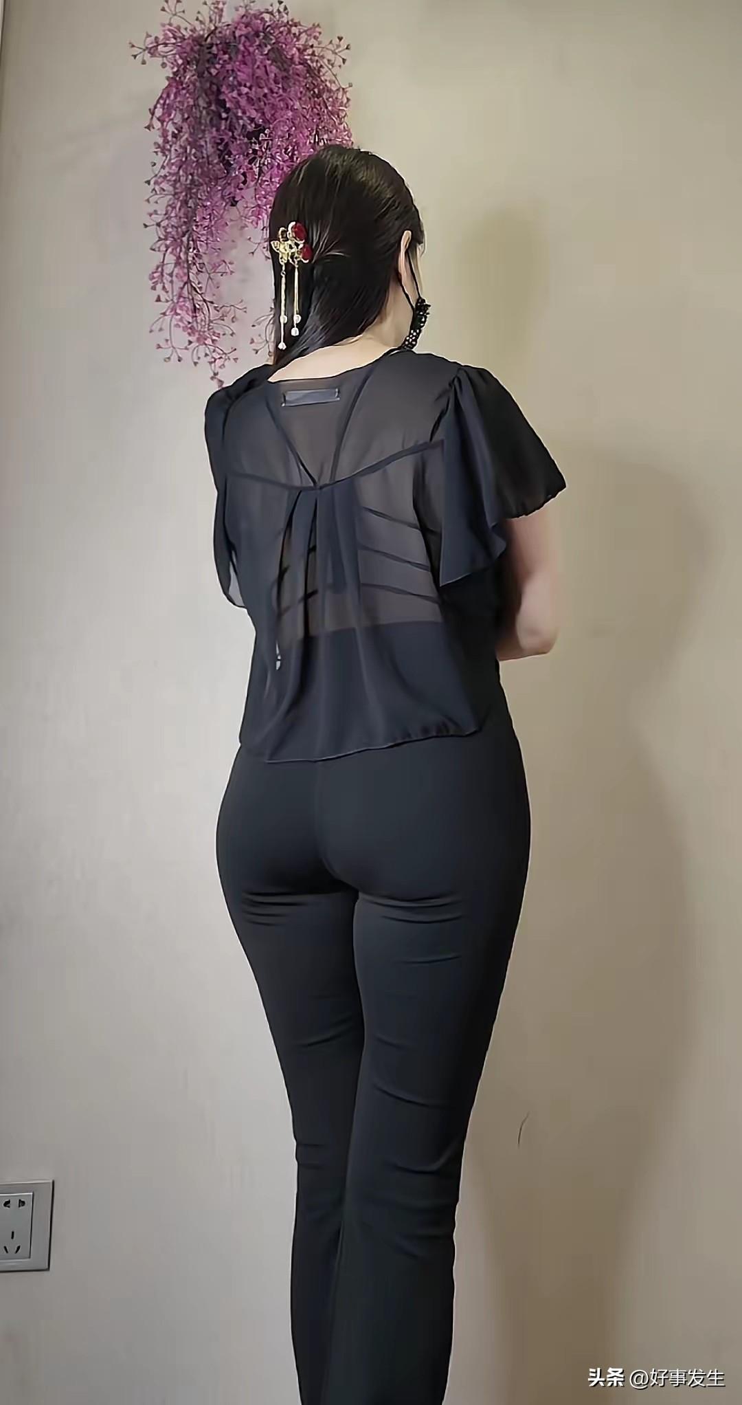 穿紧身瑜伽裤怕尴尬？掌握几个小细节就能安心出门～ 首先选对版型很关键，优先挑带内