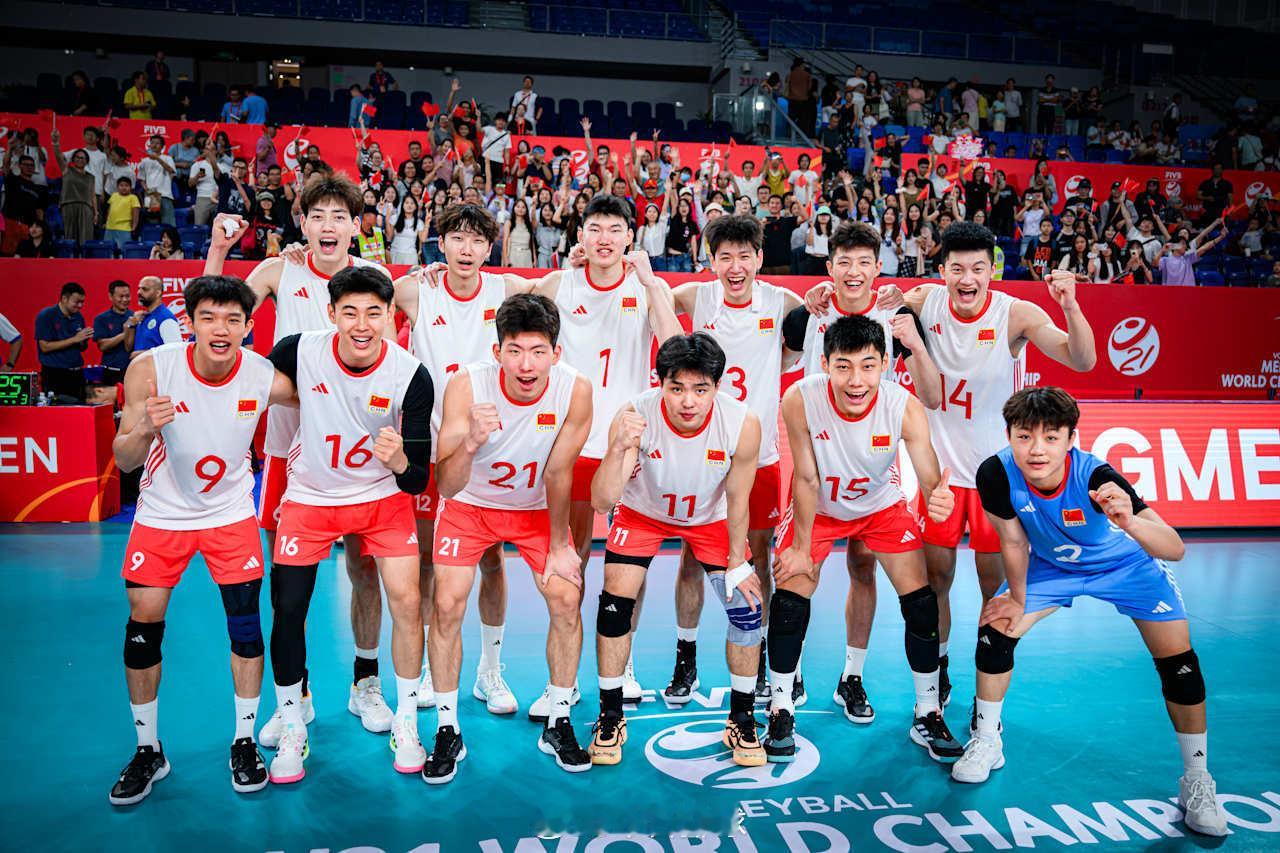 2025U21男排世锦赛 中国队第三张胜利合照来了…开赛三连胜提前2轮晋级16强