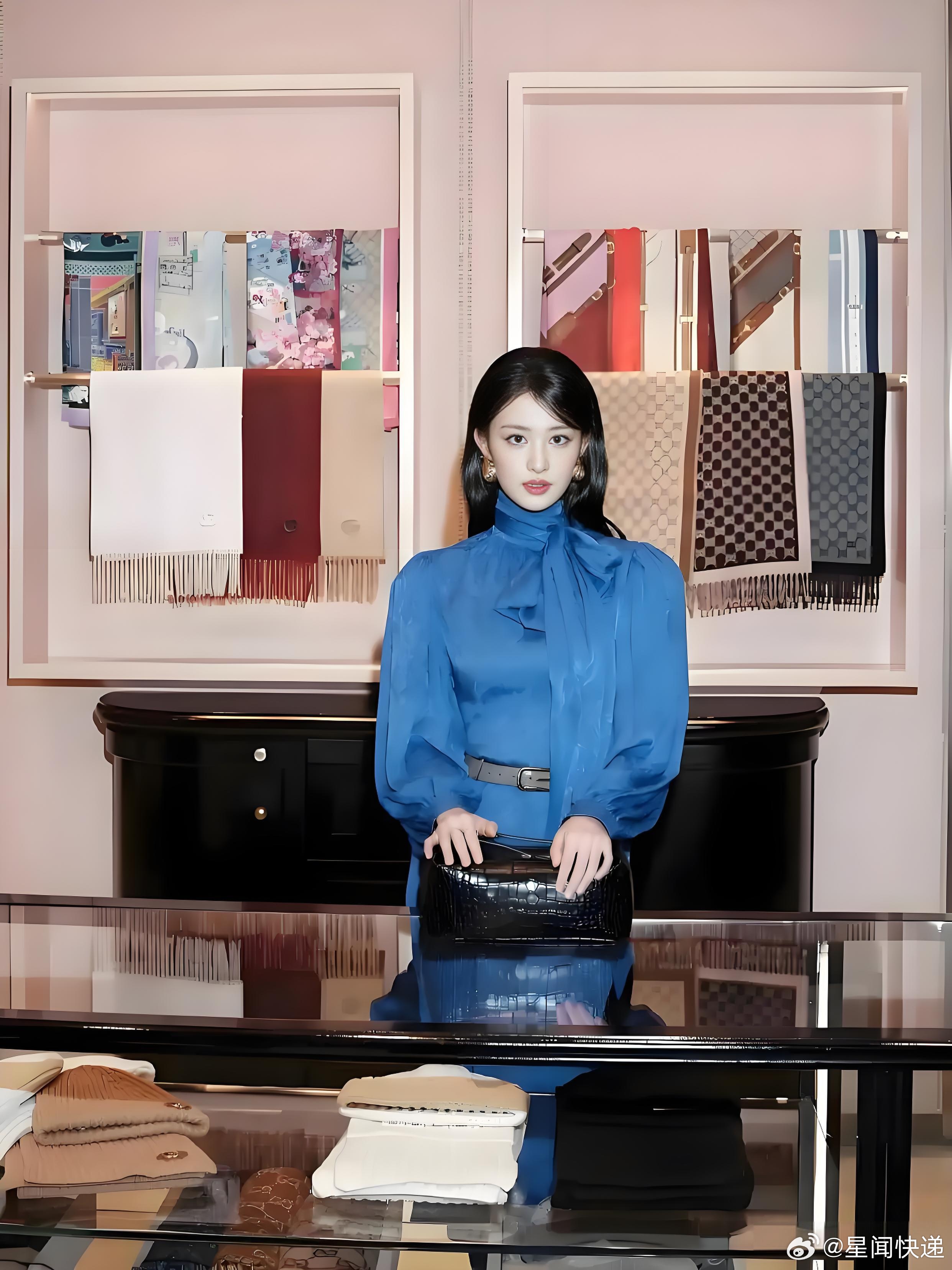 王楚然172cm的身高以及那立体的骨相，让她能够轻松地驾驭这款高难度的礼服。她穿