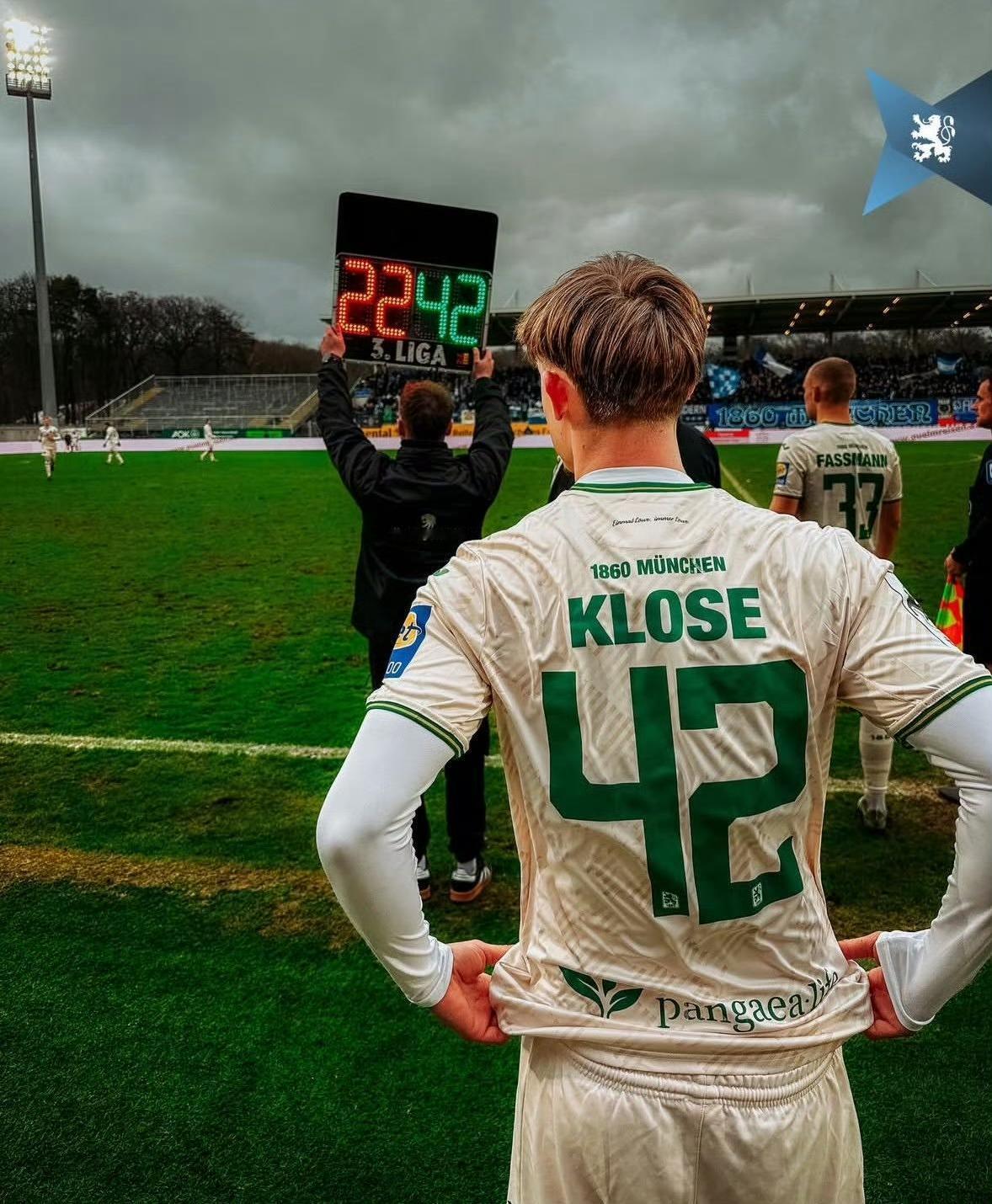 德国传奇前锋克洛泽的儿子诺阿·克洛泽，已经开始踢上职业足球了。此前在德丙第24轮