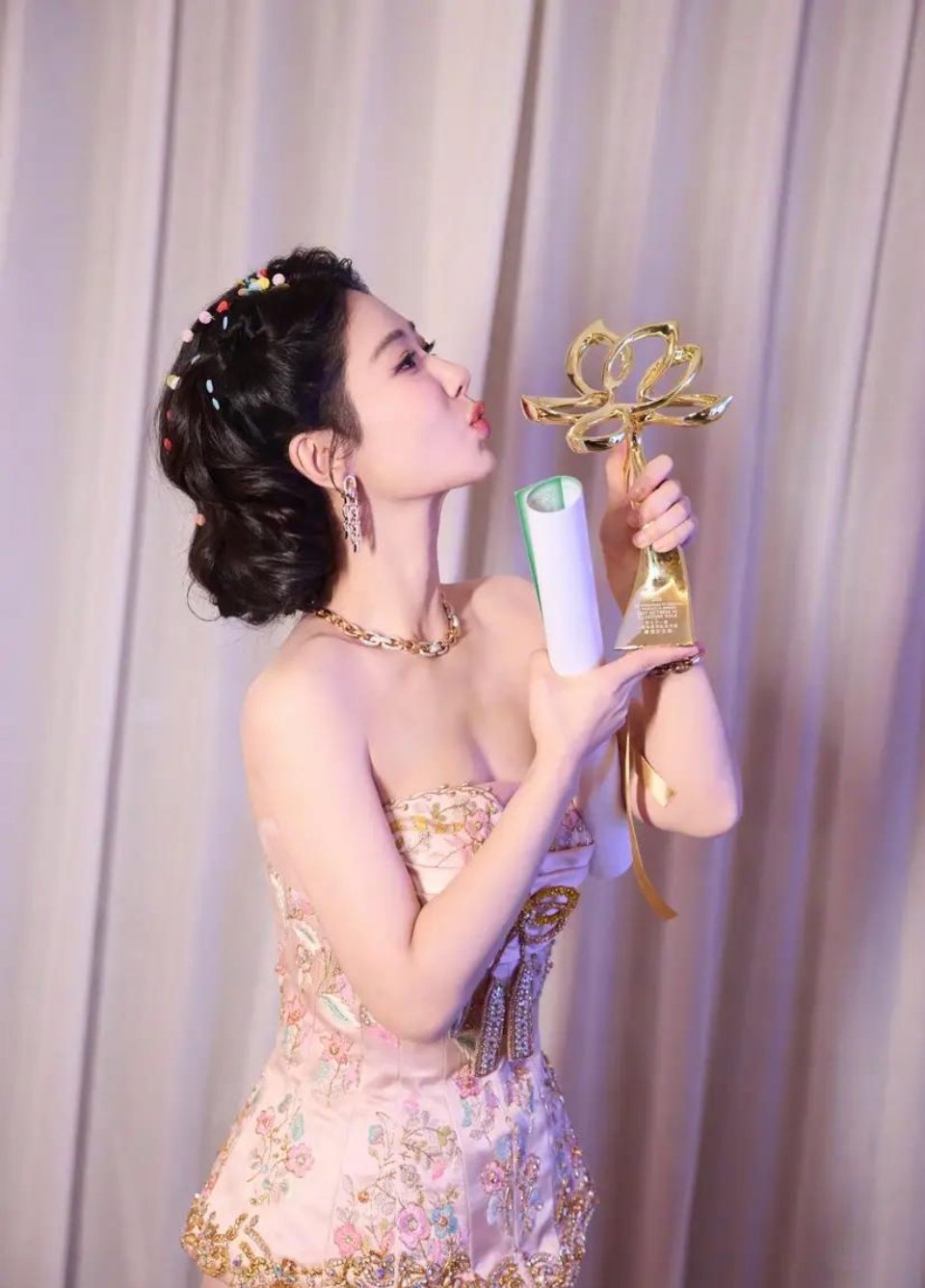 杨紫庆功宴全家福曝光！爸妈眼里全是骄傲，这才是被爱养大的孩子啊 