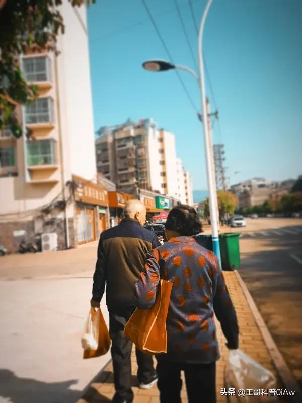与人相处，坦诚相待很重要，但也得把握度。年少时，我们觉得真心待人就能换来真心，心