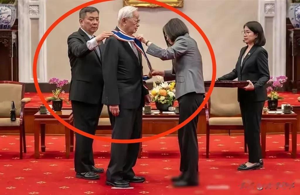 这张照片上的三个人好熟悉，又是在干什么？