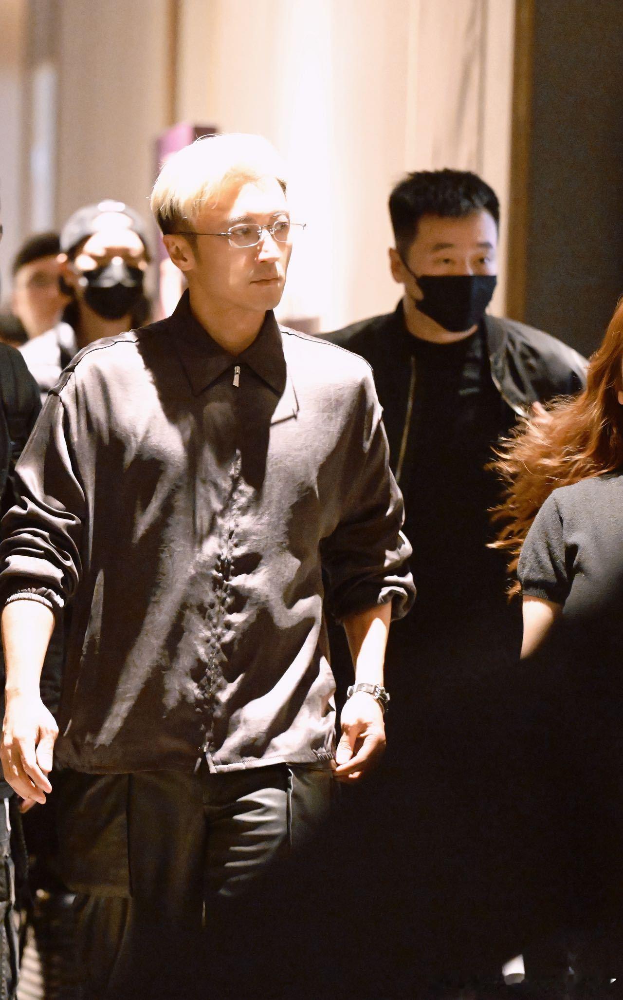 泉州偶遇谢霆锋 泉州商场偶遇霆锋，金发配黑丝衬衫皮裤太有范儿，还是记忆里的港风少