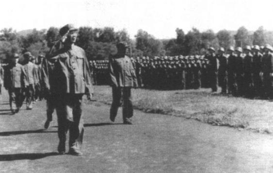 1981年8月1日，杨成武(前)检阅福州军区部队。