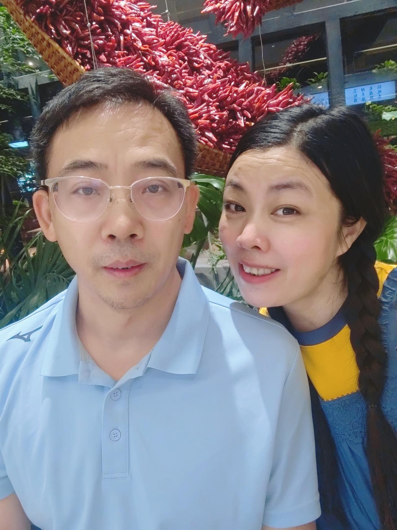 我和妻子本来想在端午节在附近来个短途旅游，但是今天天津非常闷热，几乎出不了门。于