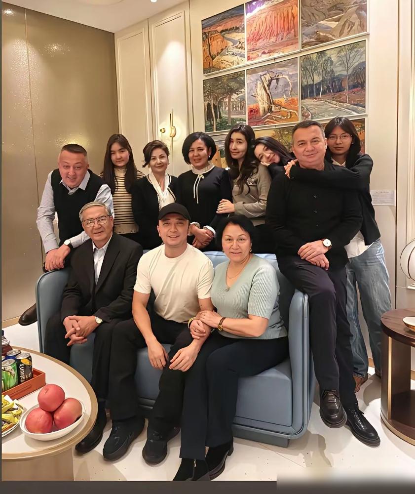 43岁尼格买提，按下了事业暂停键。
整整11个月，他从央视“消失”，回了新疆。