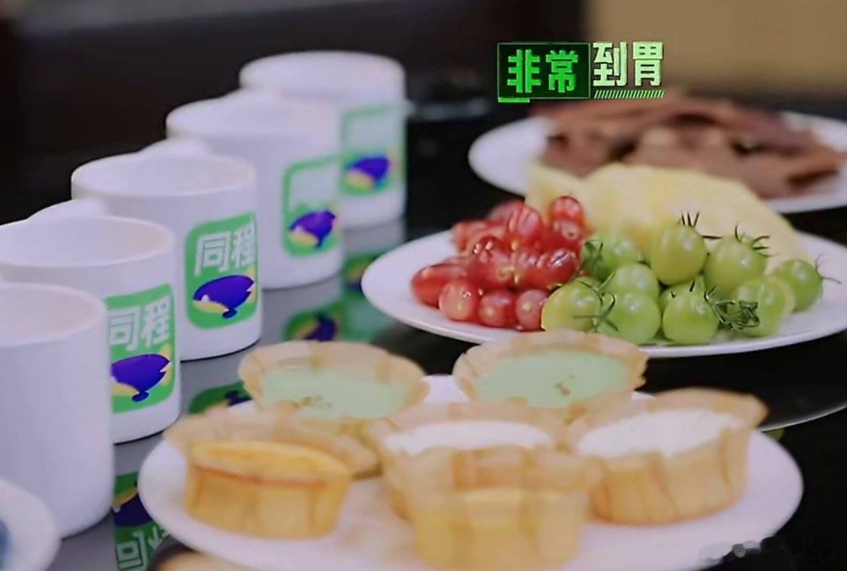 张凌赫为了不坐c位有的是办法 谁看完嘴角根本压不住！刚进门就精准避开所有中心位，