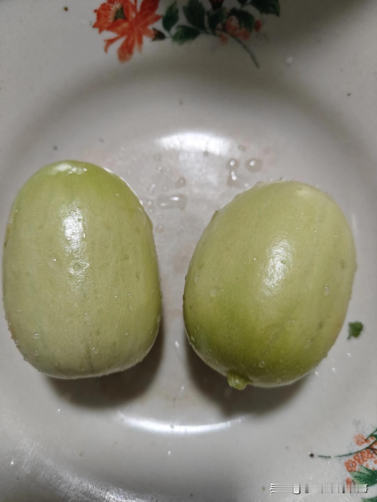 初一看还以为是香瓜，再一看这不就是香瓜嘛，最后再一看，原来是“玉女”啊，不对？准