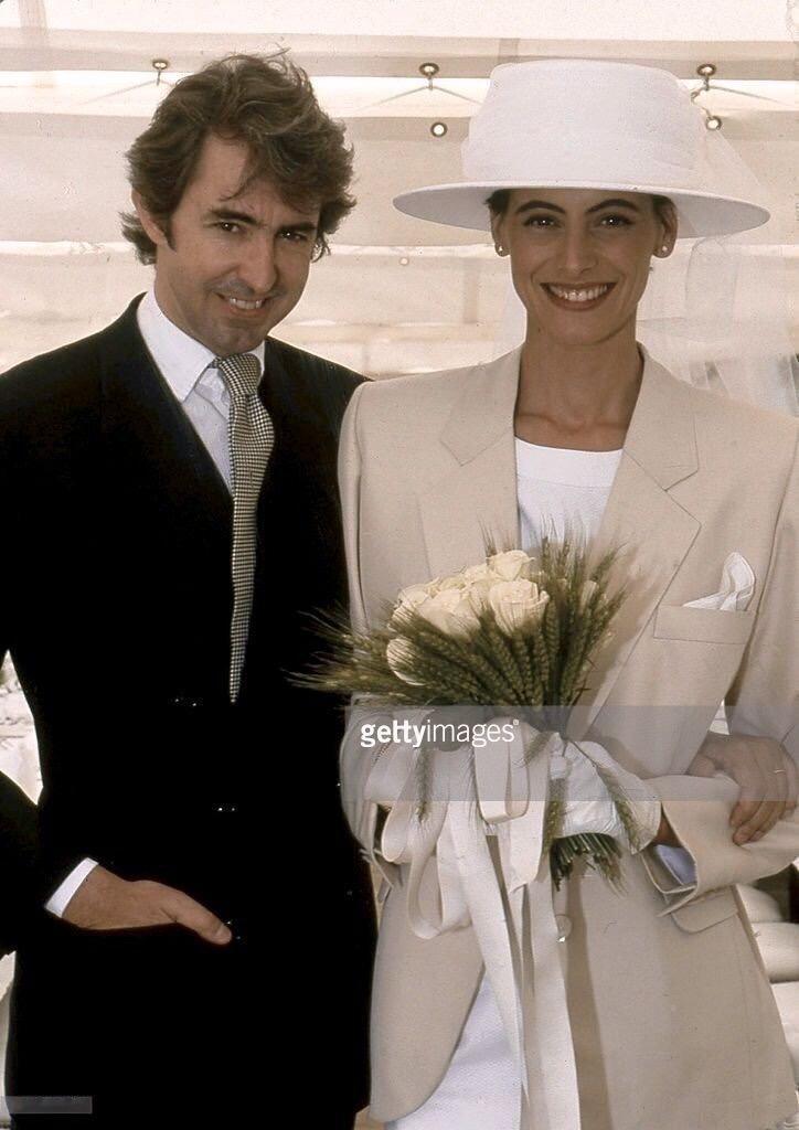 1990年，伊娜·德拉弗拉桑热的西装婚纱。 