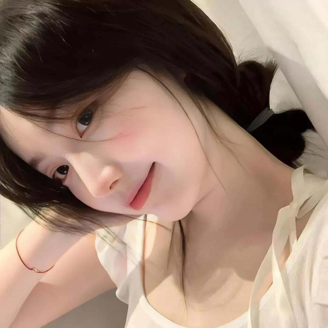 清新少女，温柔微笑，自然美态，夏日氛围。少女感笑容 少女感微笑女孩 自然清新美少