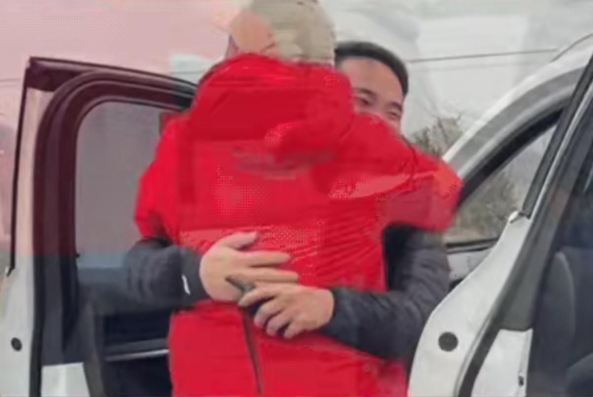 泪目了，湖南，哥哥开车回家过年，途中会路过弟弟家，弟弟专门驾车30公里去高速口给