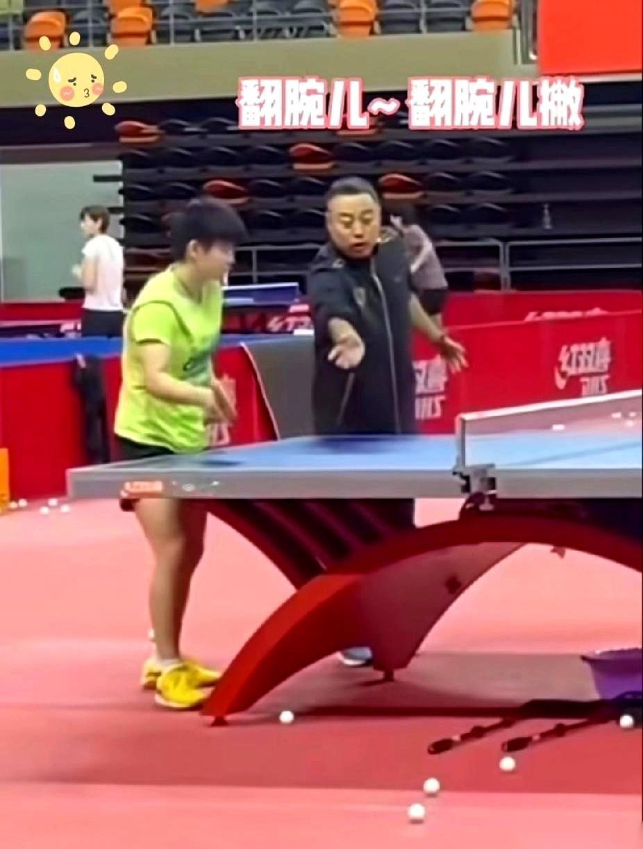 全队官最大的那个人，正弯着腰，一个一个地给队员喂球。
球馆里很静，只听见乒乓球“