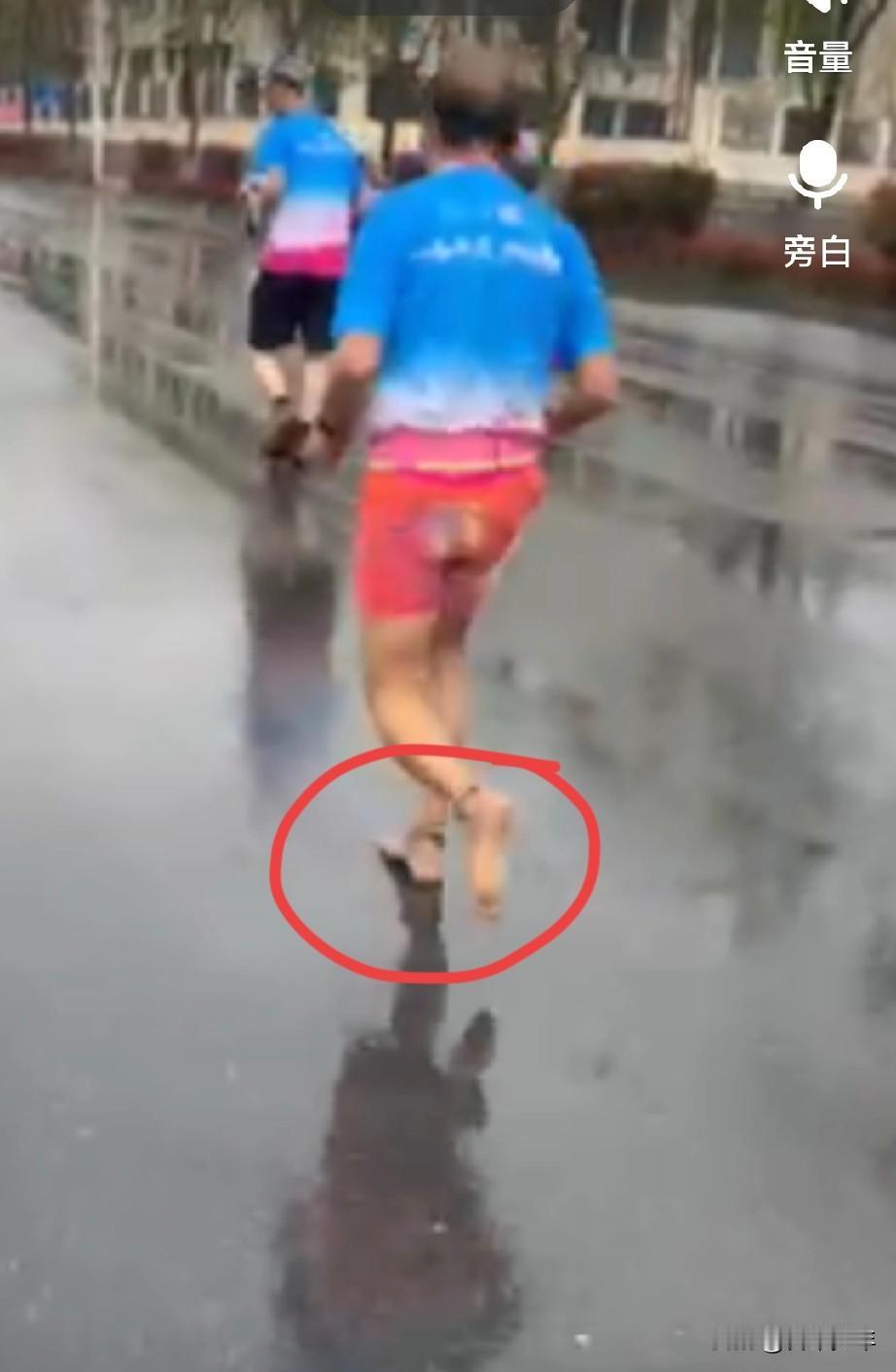 “赤脚大仙”的马拉松——
 
2026年来凤湘鄂马拉松赛道上，又出现了一位“赤脚