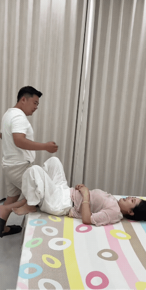 单手举起自己的女人超厉害，女人的老公的臂力，真的很不错。女人经她这一举，女人她明