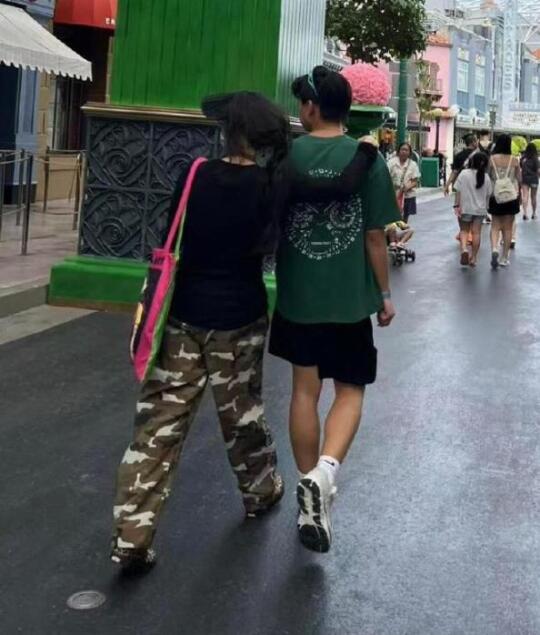 张柏芝母子搭肩出游，二儿子小Q又高又壮