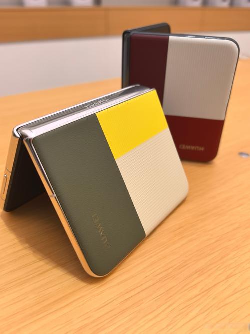 华为Pura X12这手机挺有看头。它是全球首款阔折叠手机，定价7499元起，华