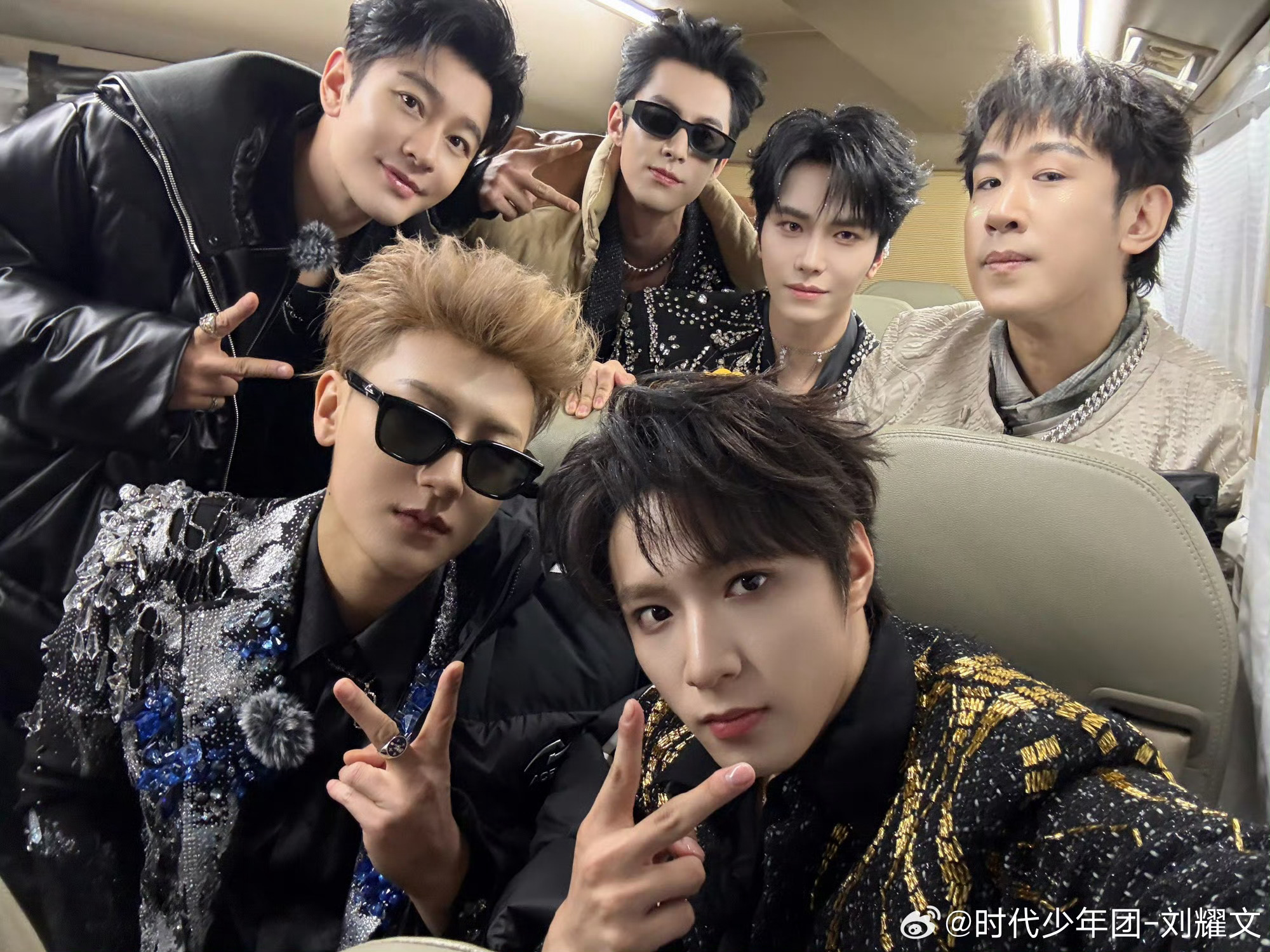 刘耀文晒宇宙爆闪团收官大合照  救命！爆闪团全员颜值在线，连合照都透着一股子帅劲