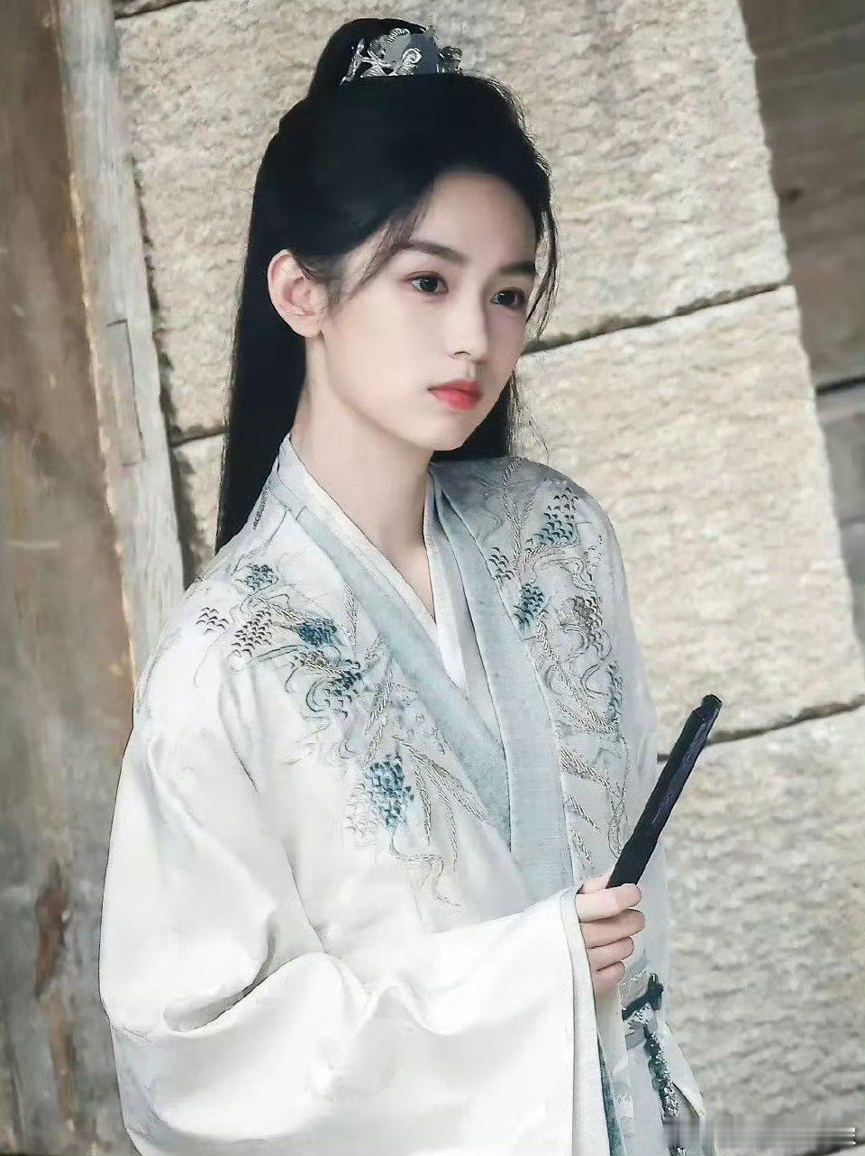 原来张康乐还演了《锦月如歌》，档期是八月播，内娱会不会要颤抖了，之前看路透妆造还