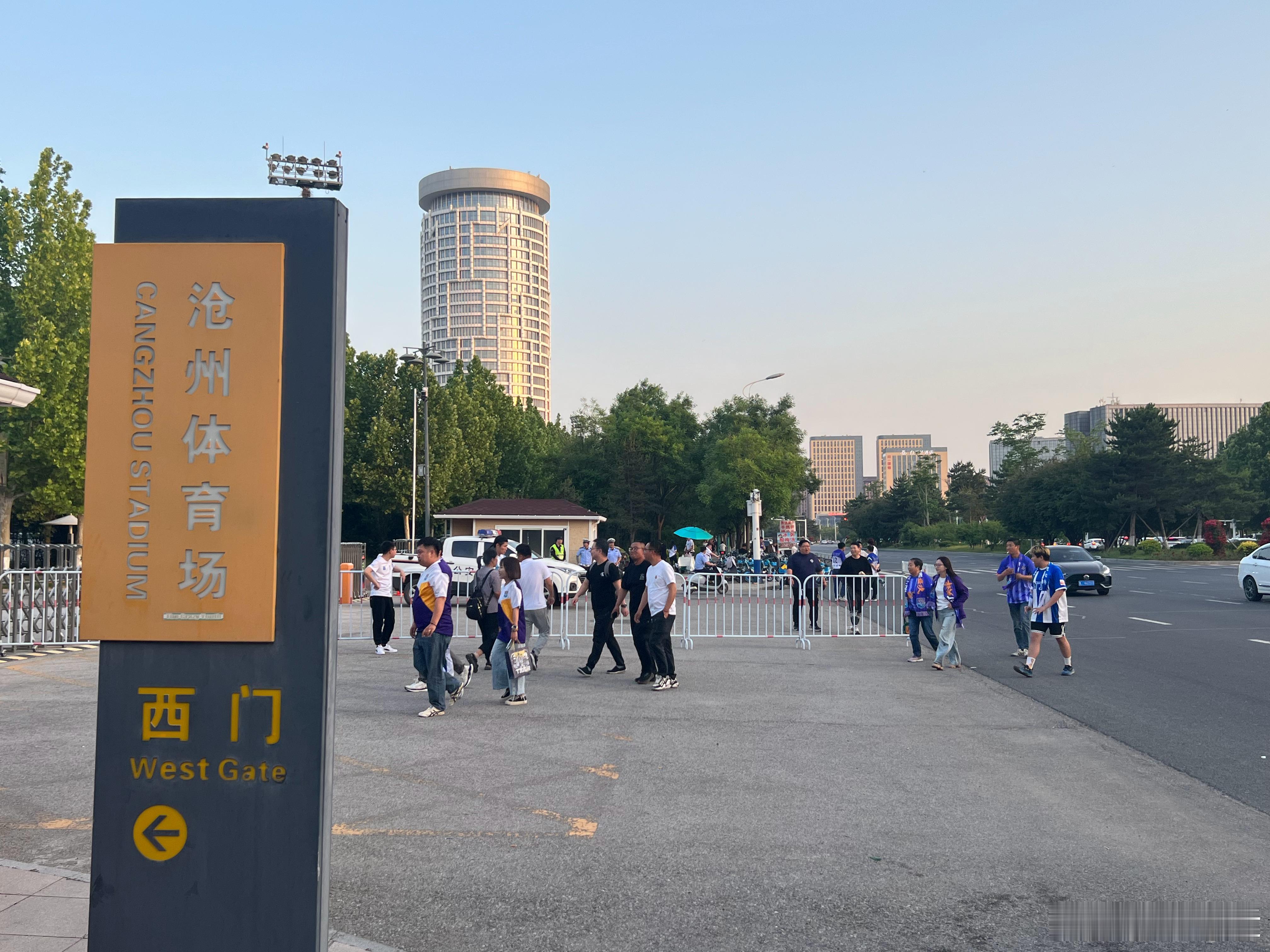 抵达目标沧州。体育场附近已经一大片津牌车了，感觉今天潜伏的人不会少。另外在沧州体