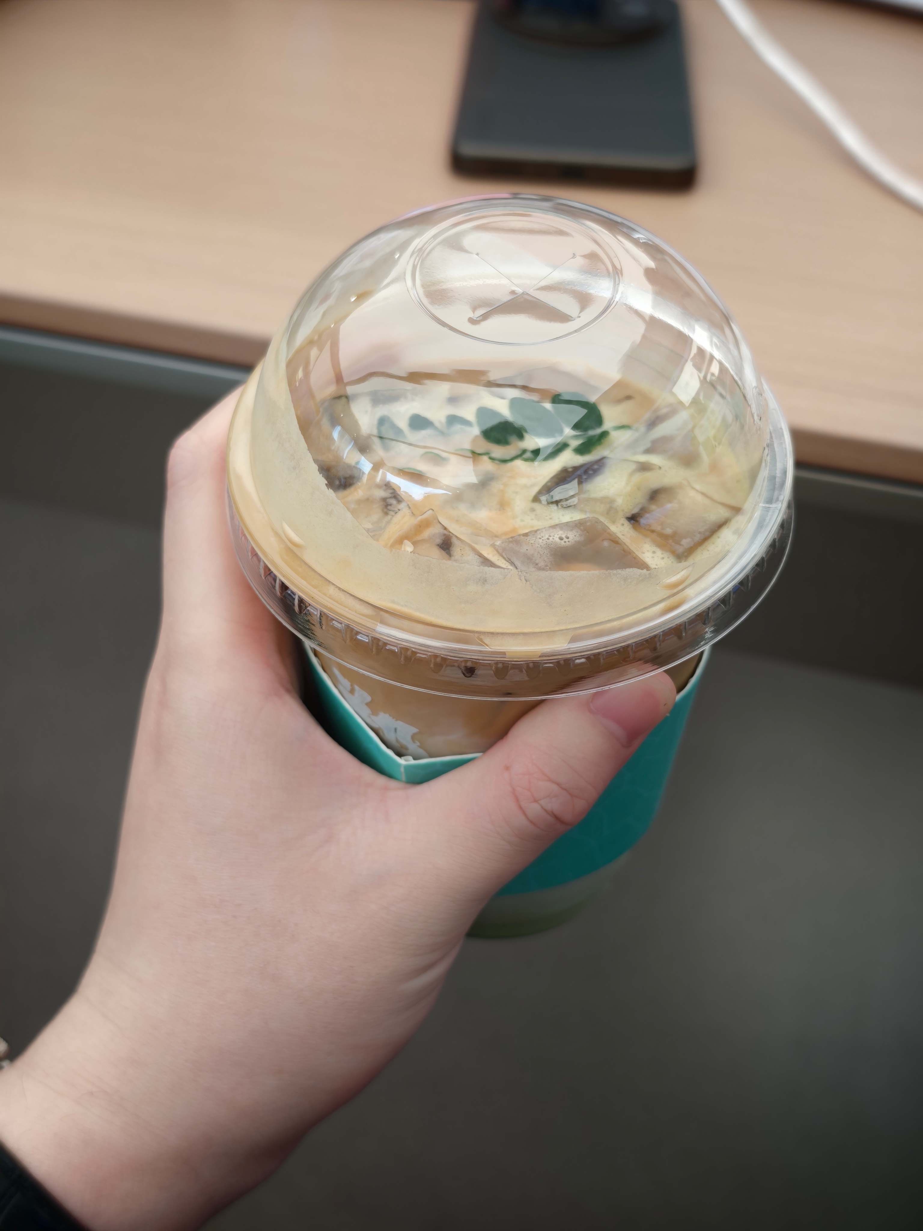 来 oppo 店里买个手机 发现他们有个新的饮品 苔原青野 这不得搞一杯喝喝 